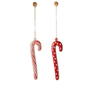 Metallornamente in Zuckerstangenform, zwei Stück, rot-weiß gestreift und gepunktet, mit Aufhänger.