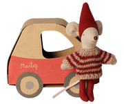 Weihnachtsmaus im roten Kartonauto mit Strickpullover und Schal, braune Radhäuser