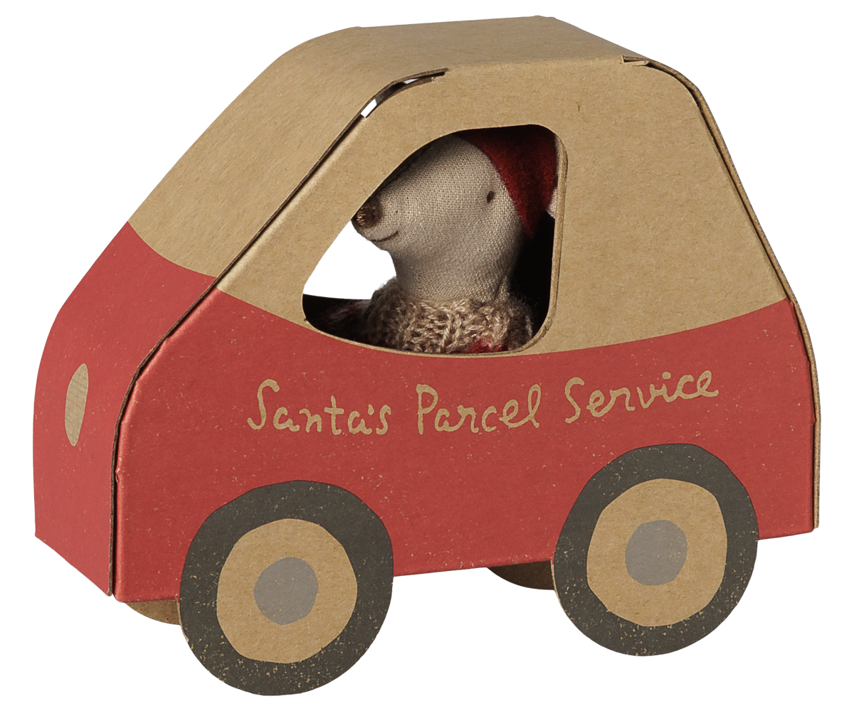 Weihnachtsmaus im roten Kartonauto mit Aufdruck „Santa’s Parcel Service“, Kopf im Fenster