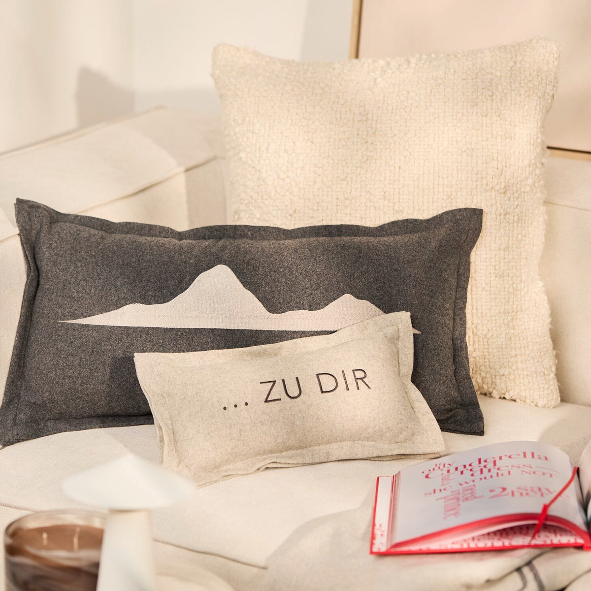 Cremefarbenes Kissen mit „…ZU DIR“-Schriftzug