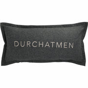 Rechteckiges graues Kissen mit Aufdruck „DURCHATMEN“