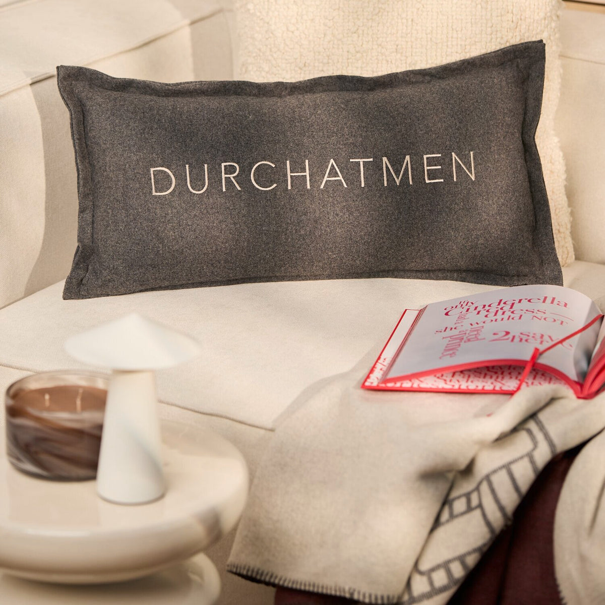 Graues Rechteckkissen mit Aufdruck „DURCHATMEN“