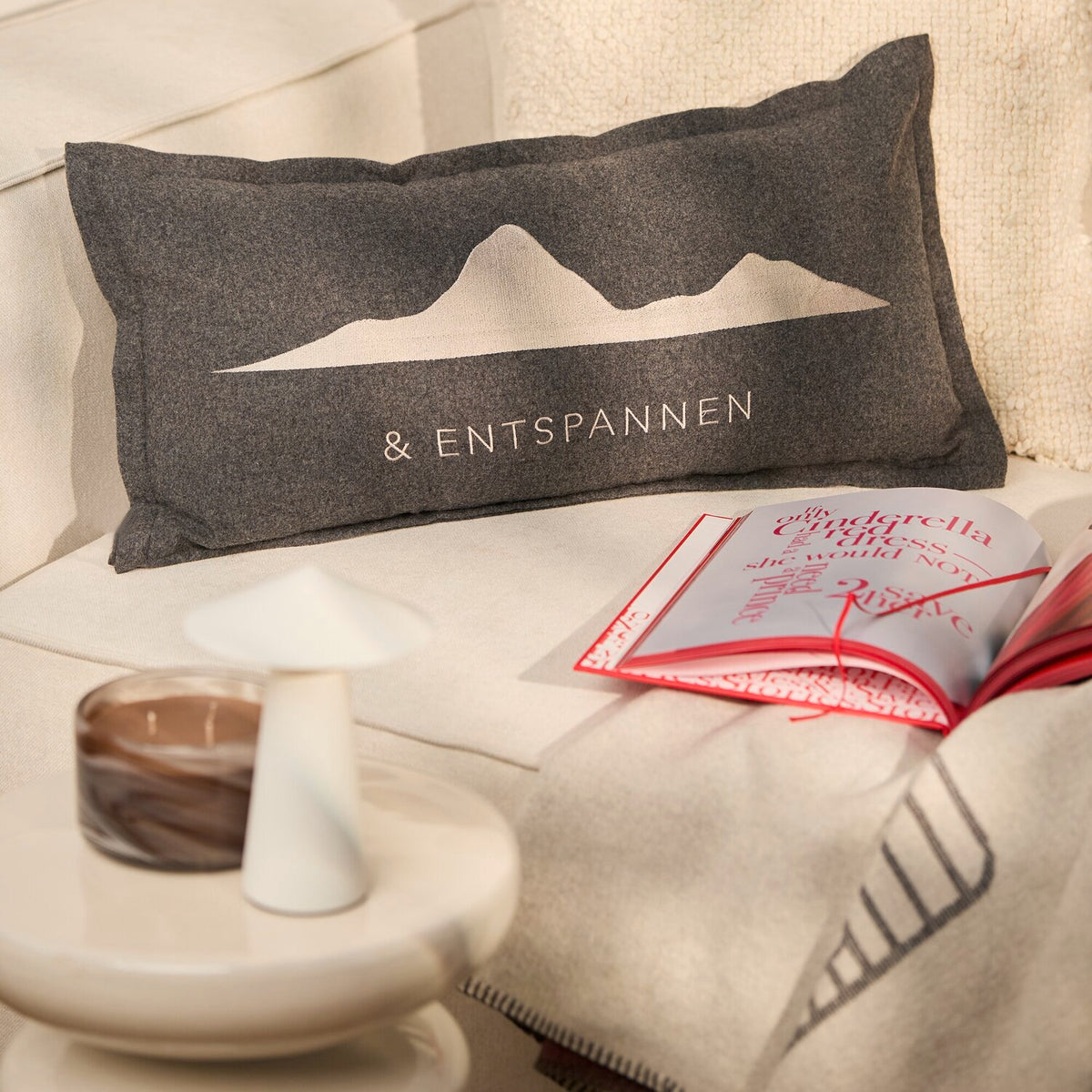 Graues Rechteckkissen mit Bergmotiv und „& ENTSPANNEN“