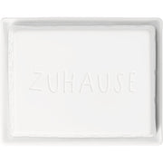 Weiße Butterdose mit erhabener Aufschrift „ZUHAUSE“ auf der Vorderseite, rechteckig