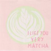 Cocktailserviette: grüner Kreis mit Blattmotiv und pinkem Text „I LIKE YOU VERY MATCHA“