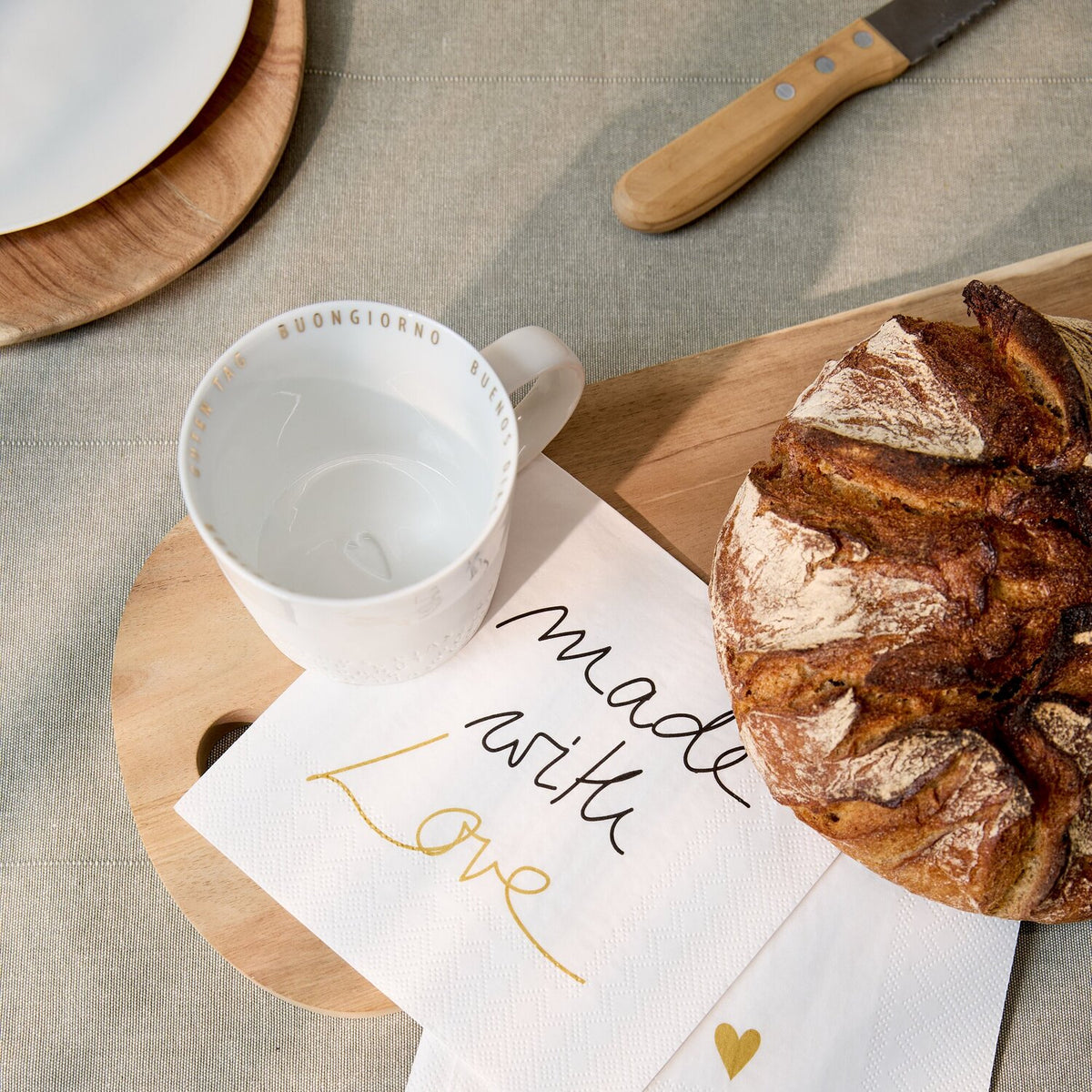 Weiße Papierserviette „made with love“ mit gelbem Herz