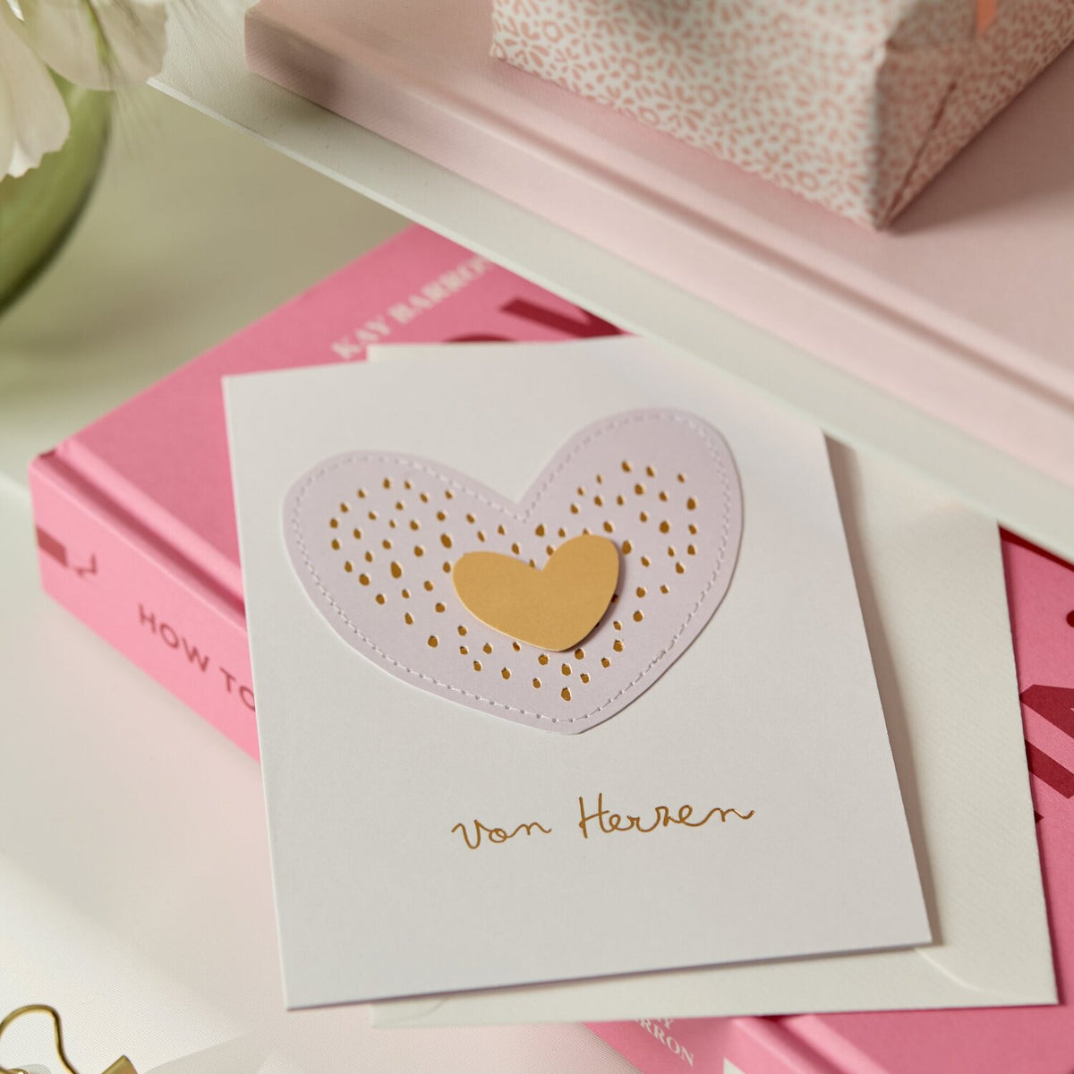 Weiße Glückwunschkarte mit Herzapplikation und „Von Herzen“ Aufdruck, von vorn