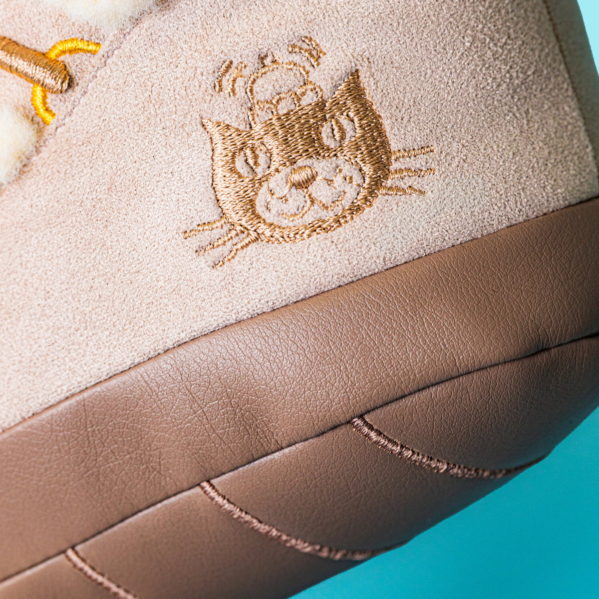 Nahaufnahme: Stickmotiv am Schaft des Kuscheltier-Schneeboots „Perta“