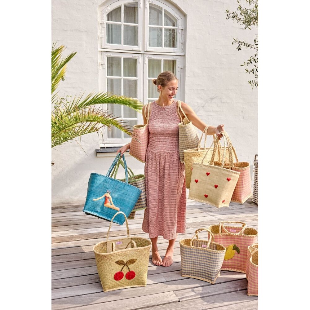 Pink karierte Raffia-Tasche mit breitem Rand, Bastgriffen und Herzmotiv