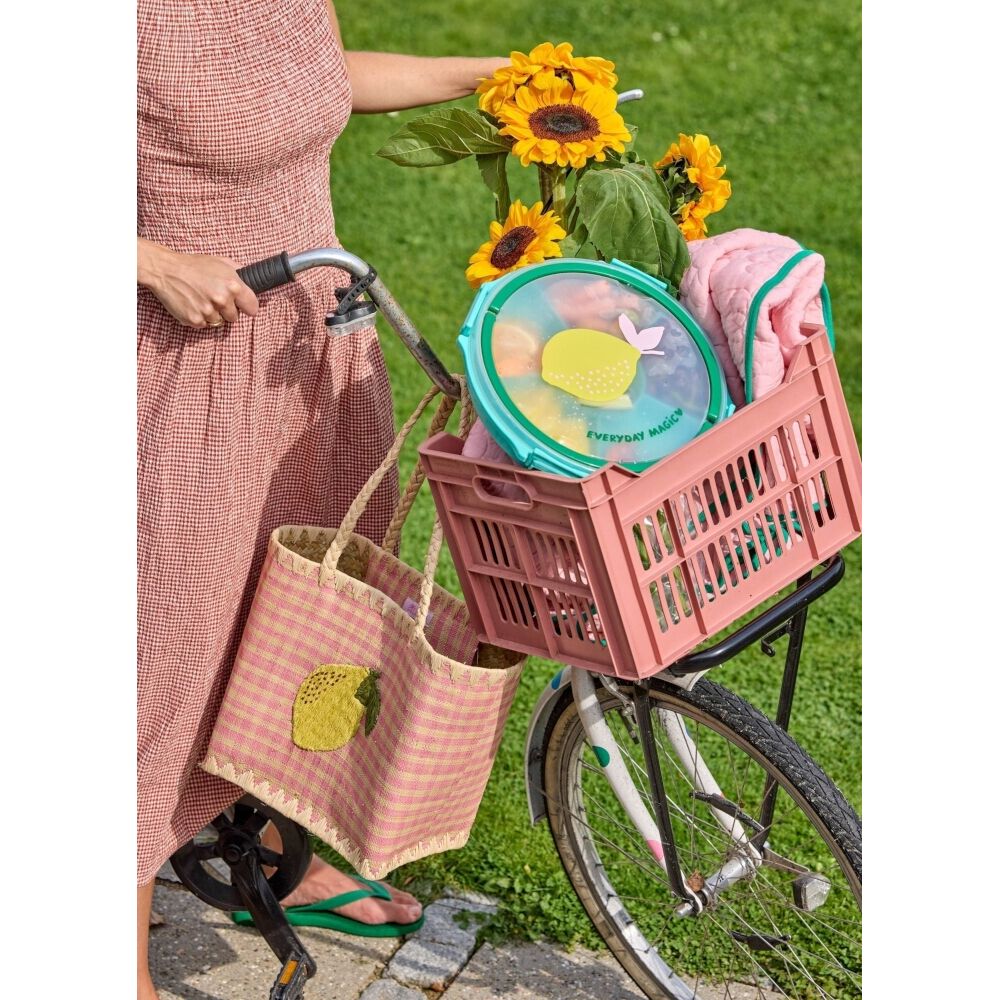 Raffia-Tasche mit pinkem Karomuster, Bastgriffe, seitlich am Fahrradkorb getragen