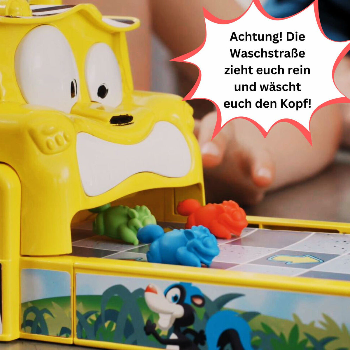 Gelbes Spielgerät „Die Stinkies“ mit Gesichtsmaske und farbigen Figuren auf dem Feld