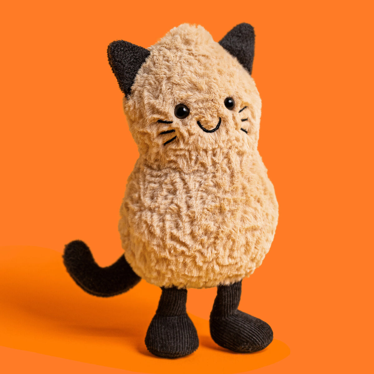 Kuscheltier Erdnuss "Amuseables - Cat Outfit" - 15 cm (Beige)