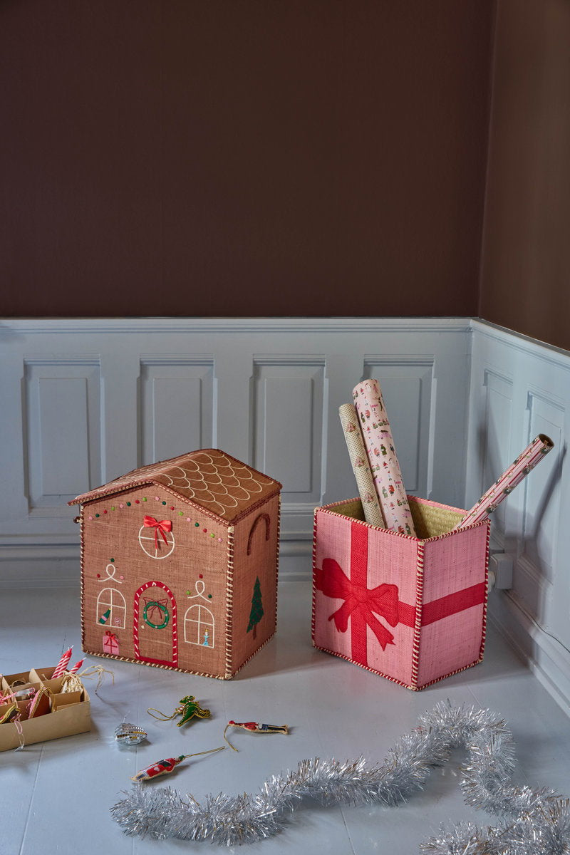Häuschenförmige Weihnachtsbox in Braun, Raffia-Optik mit Tür, Fenstern und rotem Schleifen-Motiv