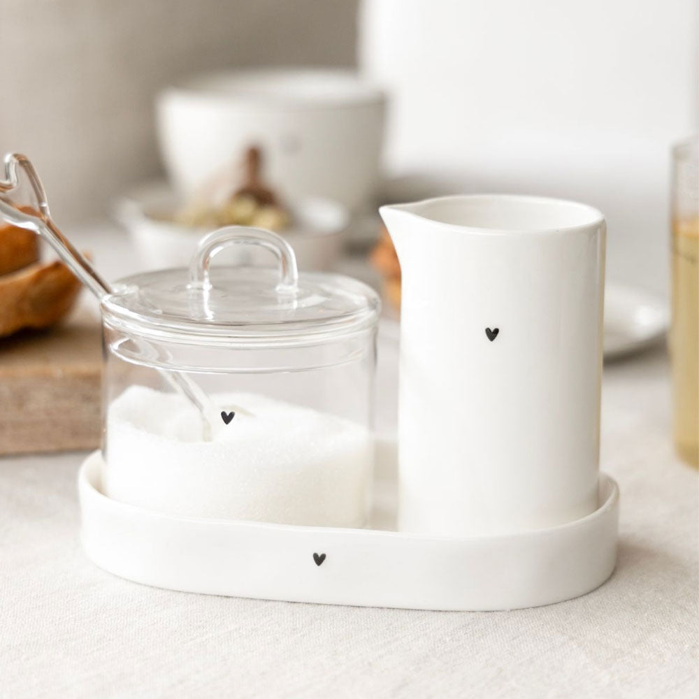 Ovales Tablett für Milch und Zucker mit Glasdose, Keramikbecher und Herz-Motiven