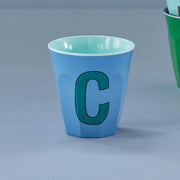 Blauer Melaminbecher mit Buchstabe C, mittlere Größe
