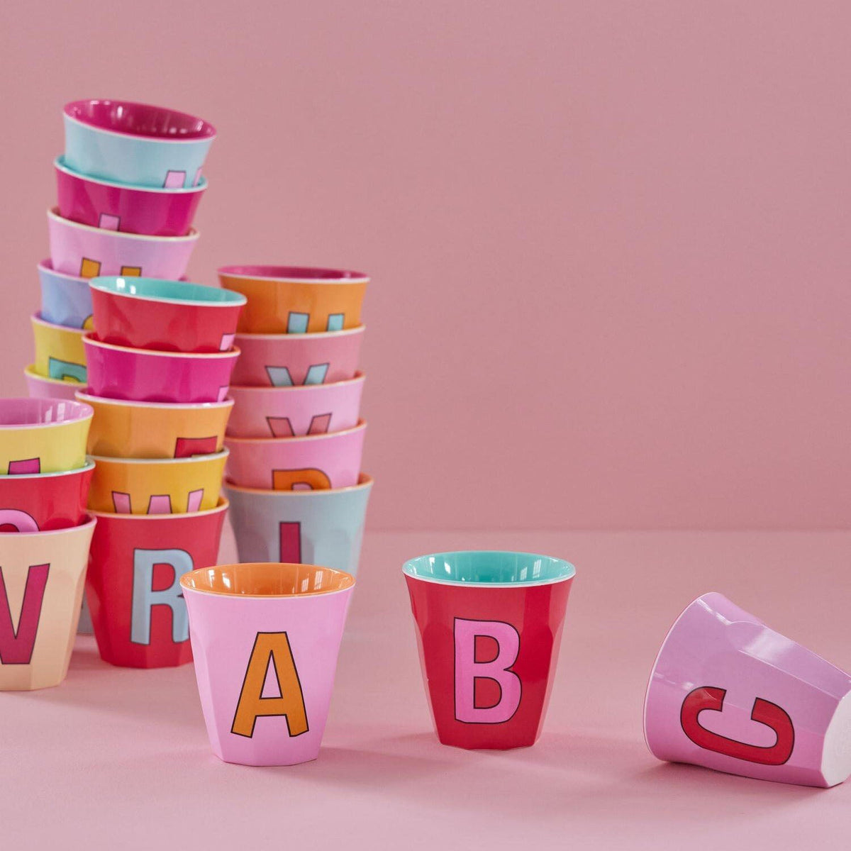 Melaminbecher-Set aufgestapelt, mit Buchstaben A, B und C in verschiedenen Farben