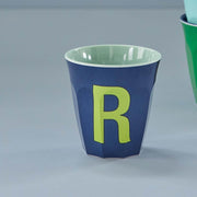 Dunkelblauer Melamin-Becher mit grünem Buchstaben R, Medium