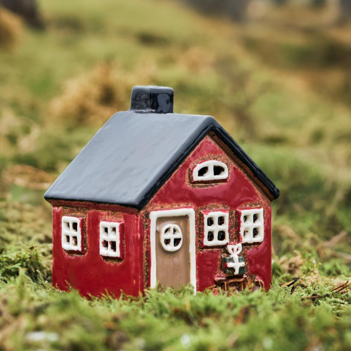 Haus für Teelicht "Stillenat - Schlitten mit Weihnachtsgeschenken" - 9,2x7,5x10,5 cm (Rot)