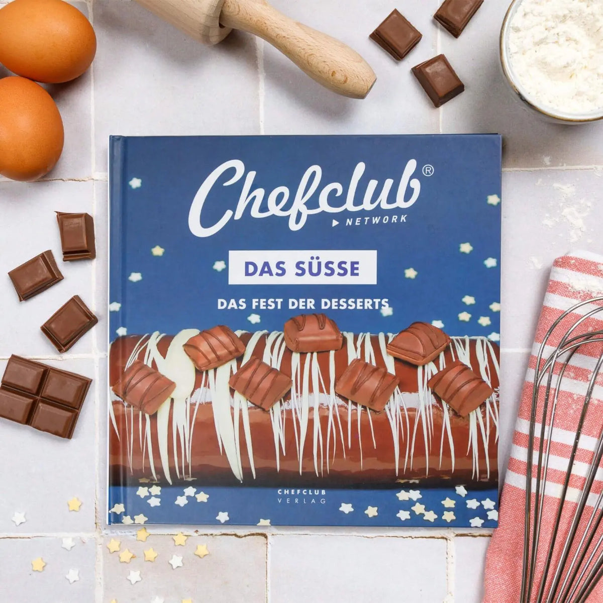 Themenkochbuch-Cover „Das Süße“ mit Schokoladen-Desserts und Sterne-Design