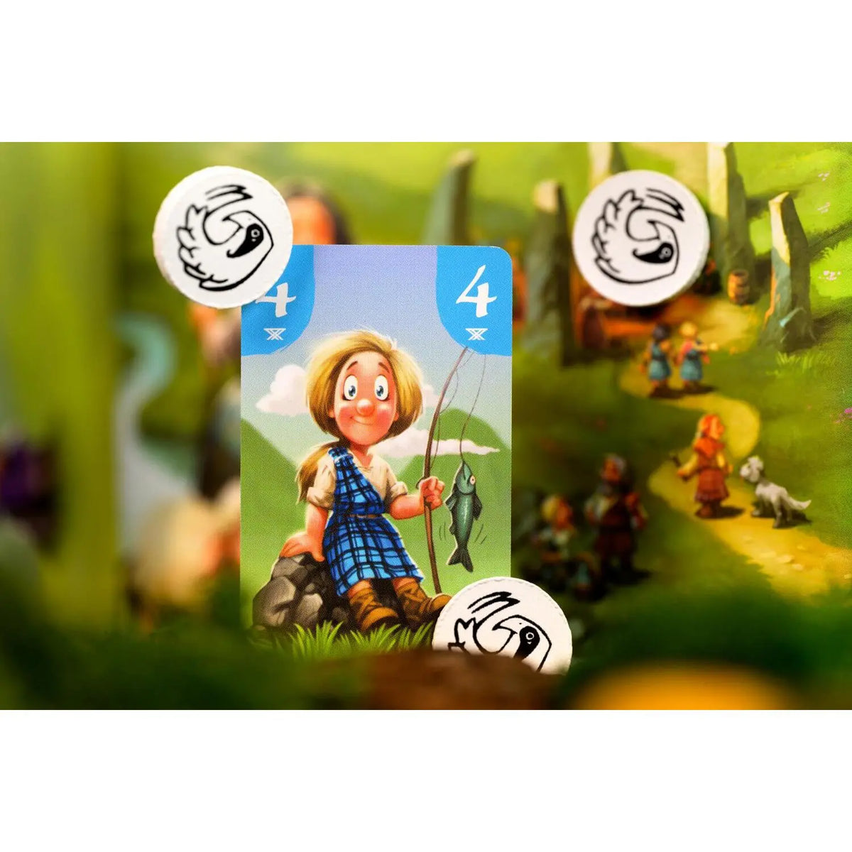 Spielkarte mit Figur, Kartenhalter mit zwei weißen Spielmarkern, Zahl 4