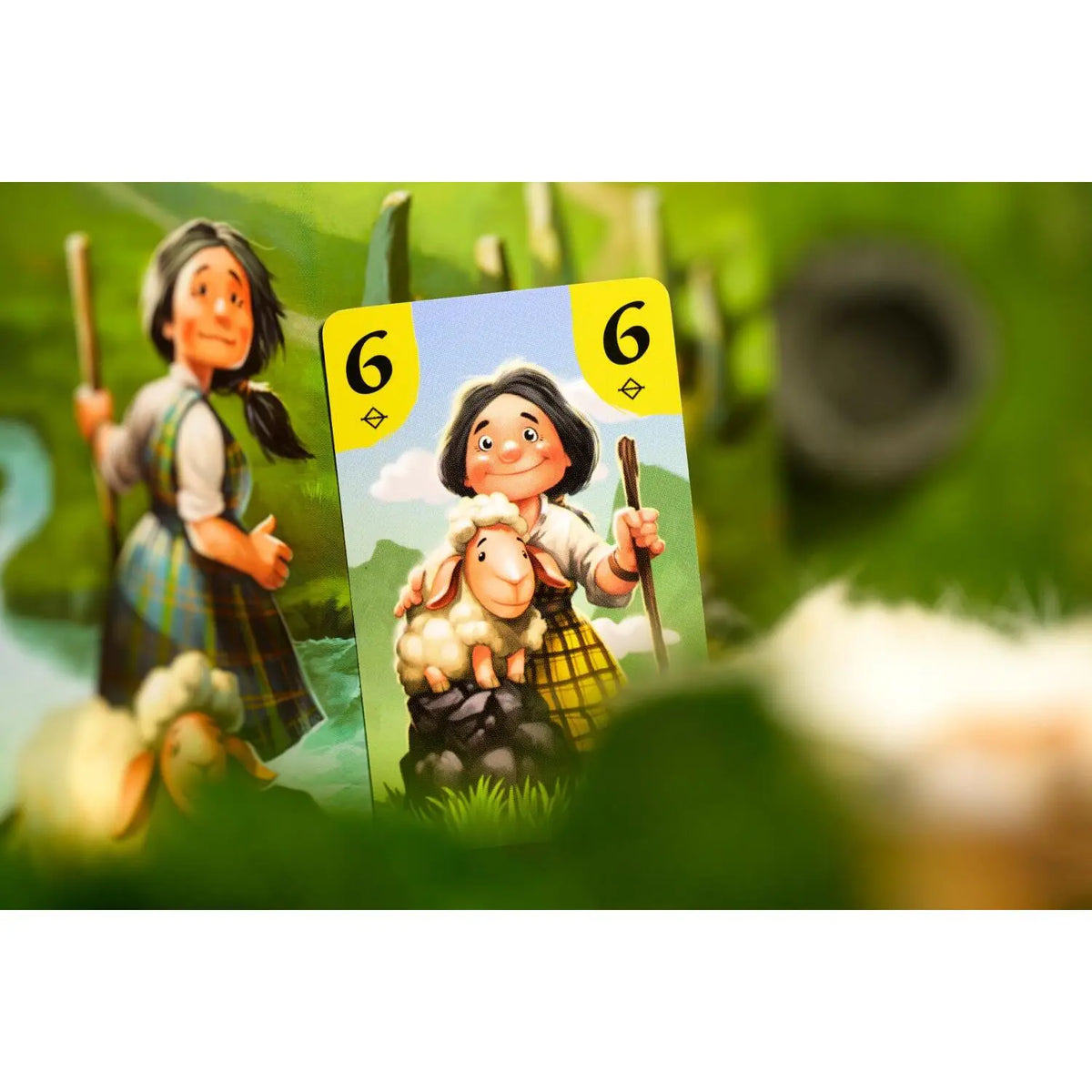 Charakterkarte mit Zahl 6: Mädchen mit Figur und Lanze, gelbe Eckmarken