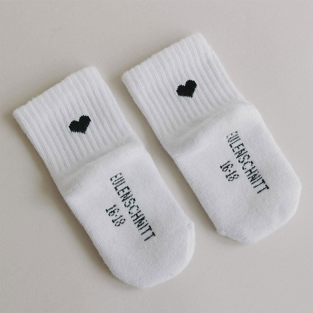 Babysocken im Paar, mit schwarzem Herzmotiv und gestickter Aufschrift