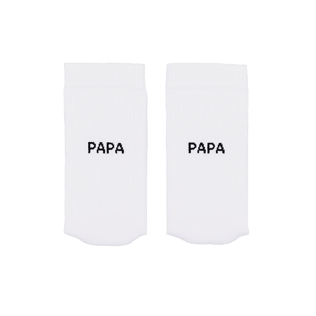 Weiße Socken „Papa“ als Paar mit PAPA-Schriftzug auf dem Schaft