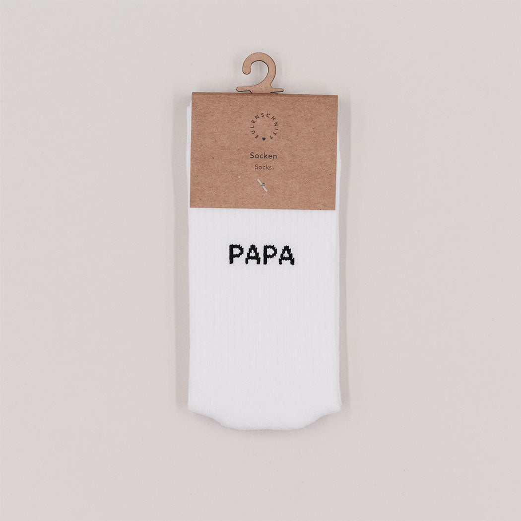 Weiße Socken „Papa“ auf Karte verpackt, PAPA-Schrift auf dem Socken