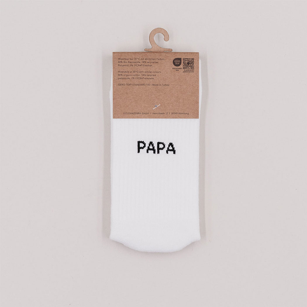 Weiße Socken „Papa“ auf der Rückseite der Verpackung, PAPA-Schrift sichtbar