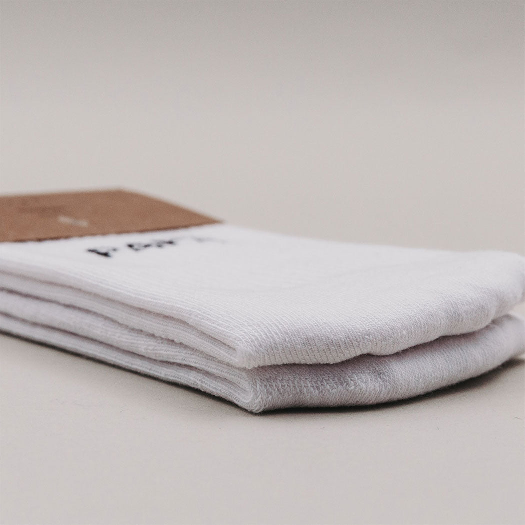 Weiße Socken, gefaltet, mit sichtbarer Bündchen-Struktur
