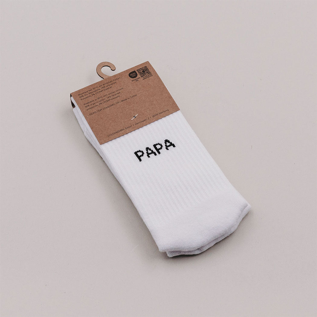 Weiße Socke mit schwarzer Aufschrift „PAPA“ auf der Vorderseite