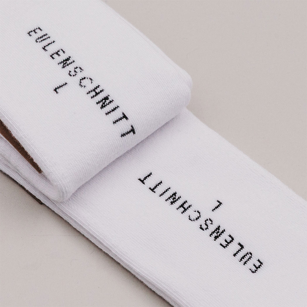Weiße Socken mit schwarzer Schrift am Mittel- und Fußbereich