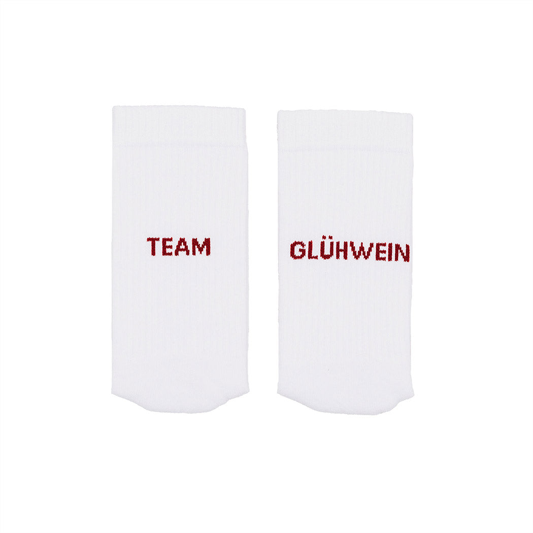 Weiße Sockenpaar mit „TEAM“ und „GLÜHWEIN“