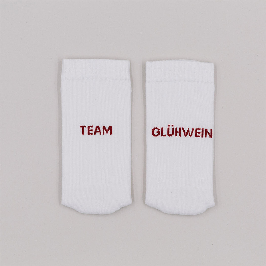 Paar weiße Socken mit Schriftzug TEAM und GLÜHWEIN