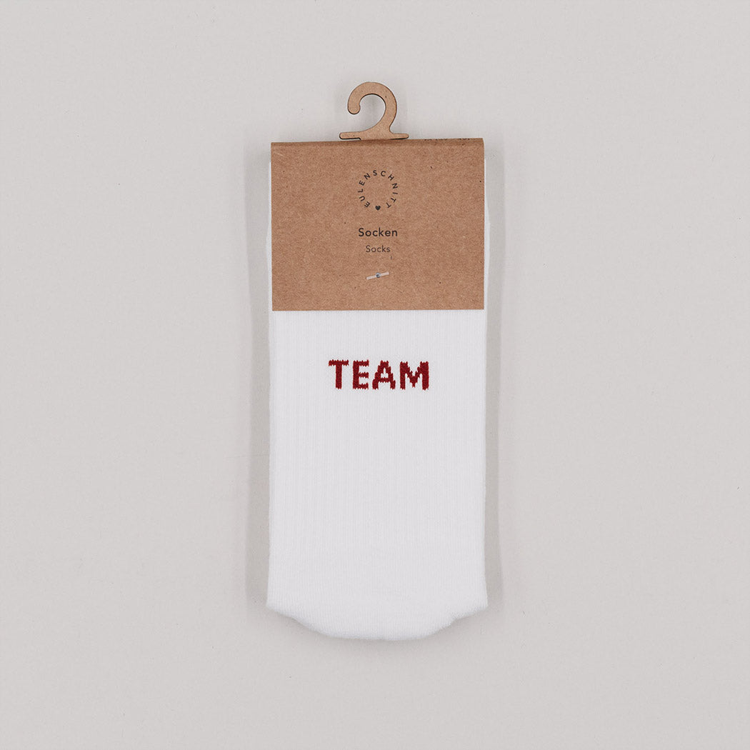 Socken-Verpackung: weiße Socken mit TEAM-Aufdruck auf dem Etikett