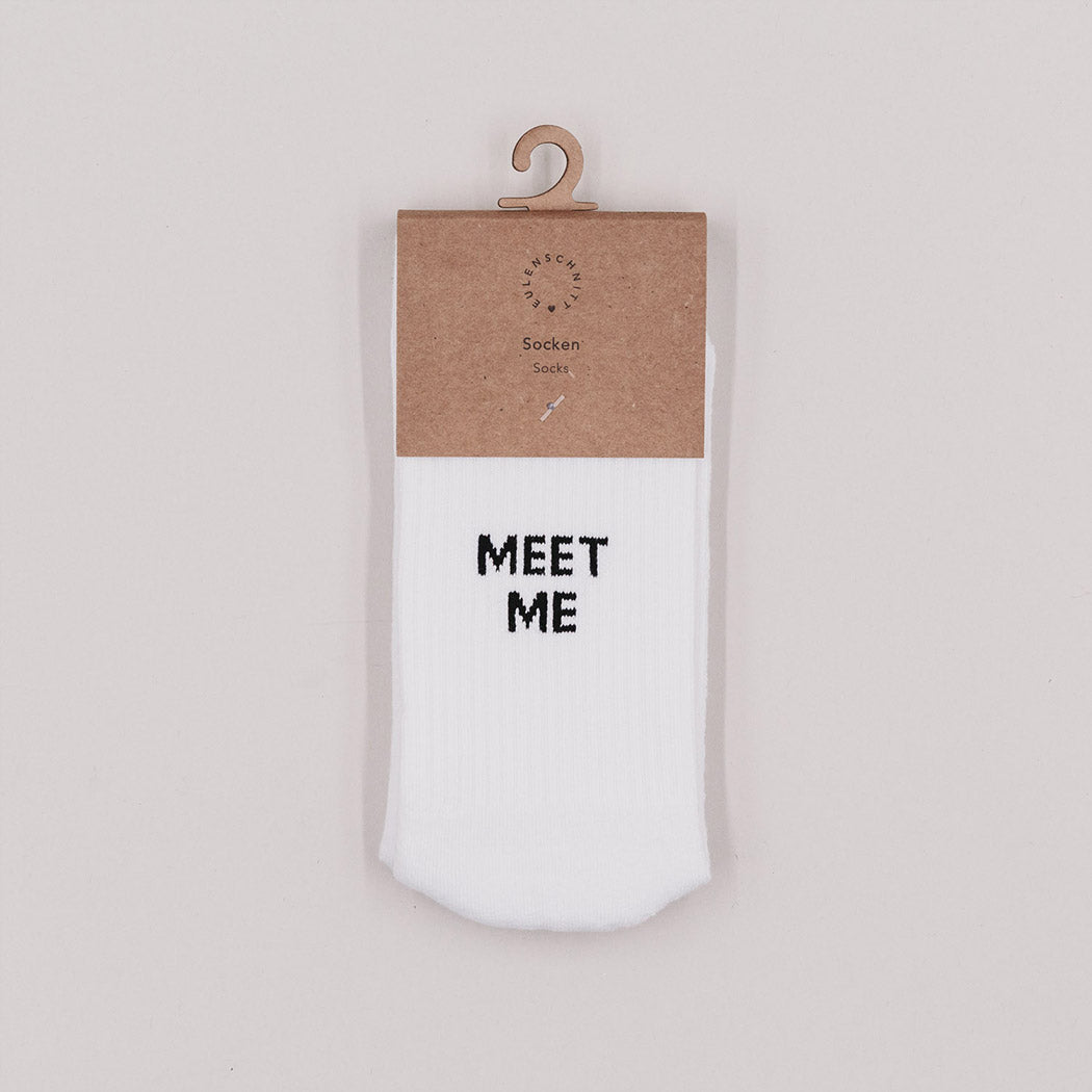 Weiße Socken mit Aufhänger und Schriftzug „MEET ME“