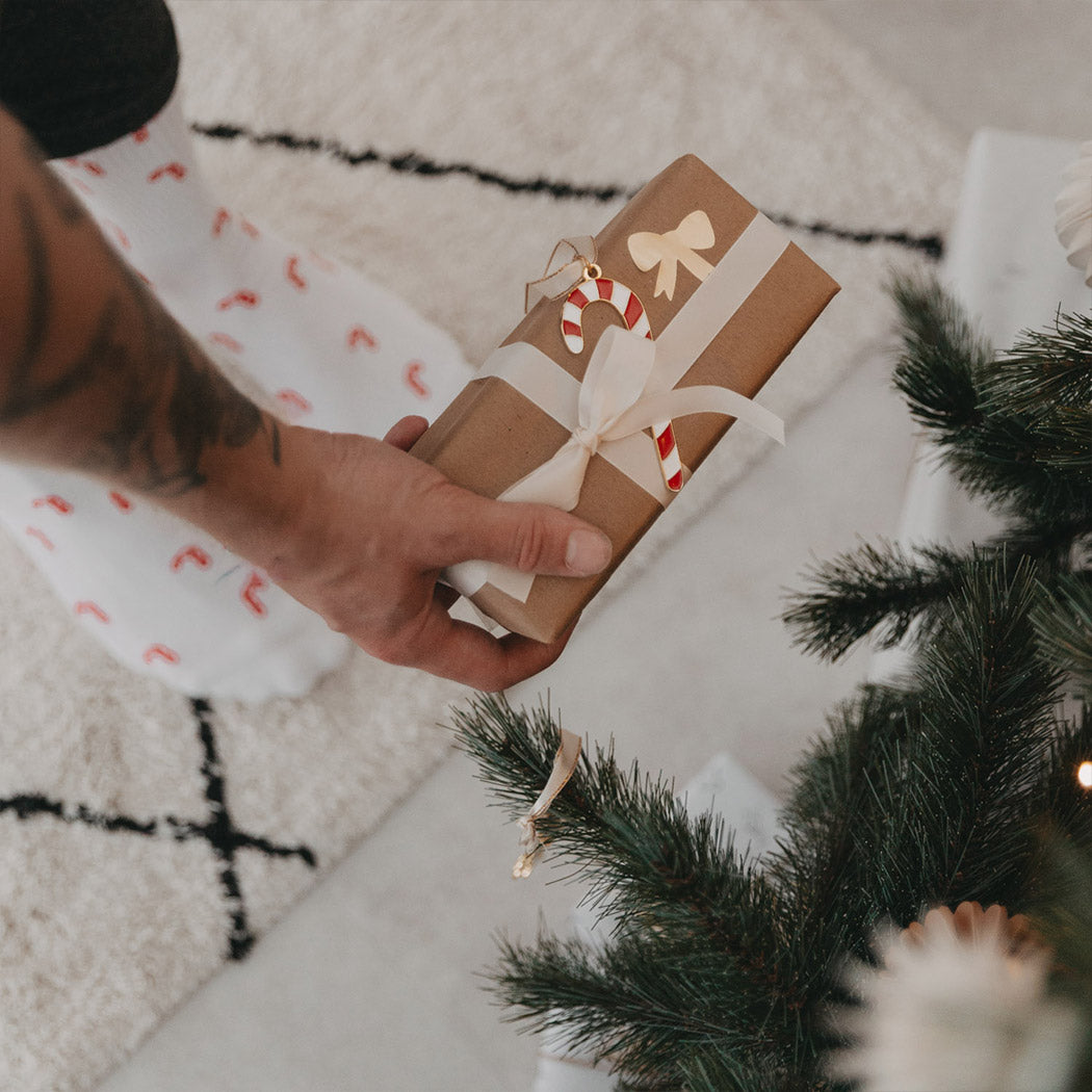 Weiße Socken mit roten Zuckerstangen-Muster, seitliche Ansicht am Schaft