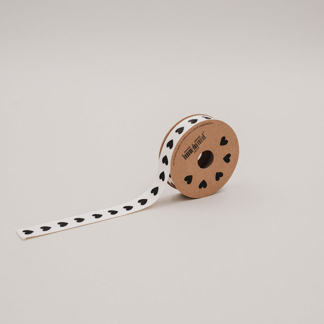 Geschenkband mit Herzen, abgerolltes Band von der Rolle