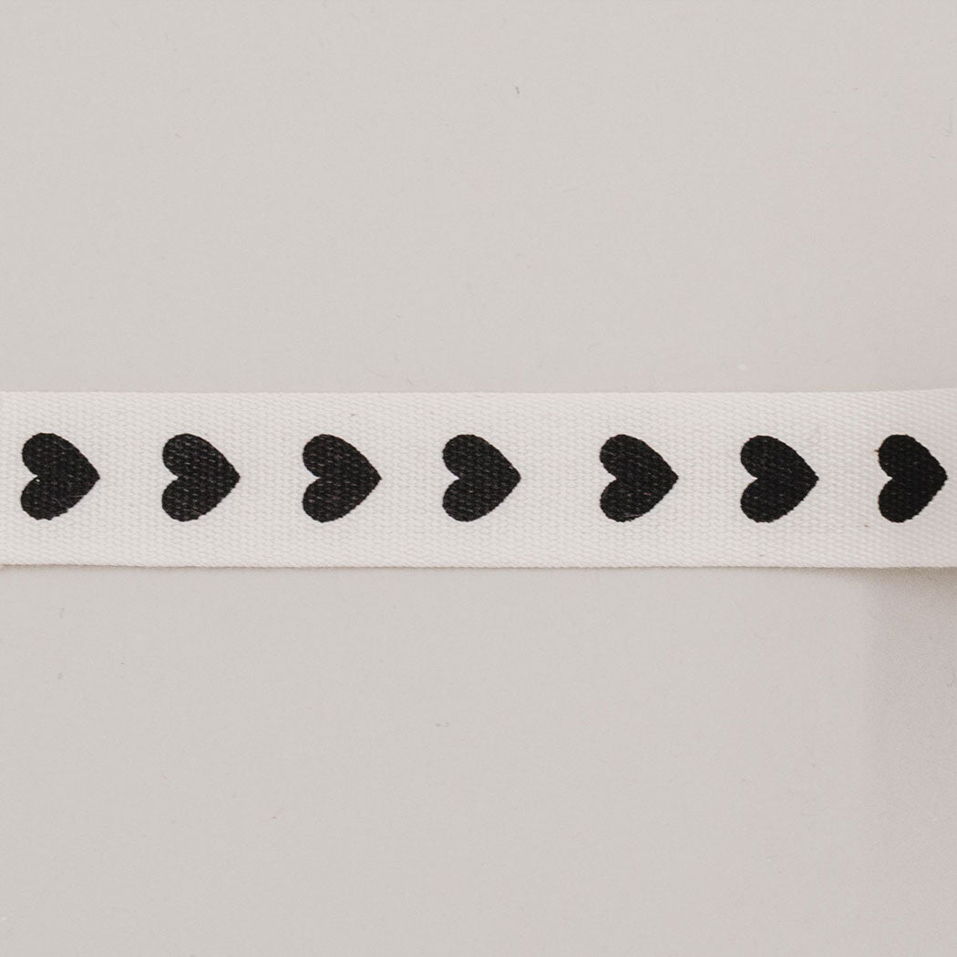 Geschenkband mit schwarzen Herzen, Nahaufnahme des Bandmusters