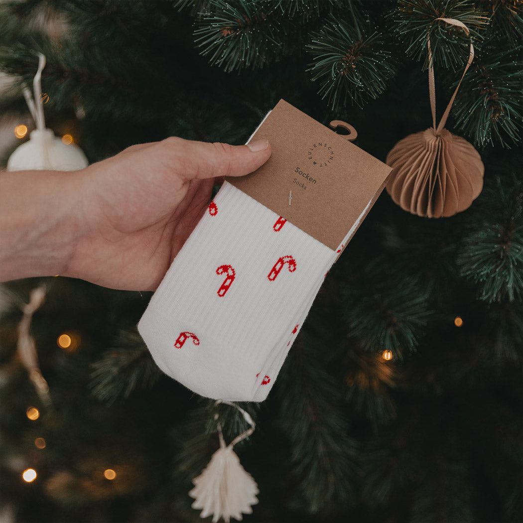 Weiße Socken mit Zuckerstangen-Muster, rot-weiß, verpackt im Karton