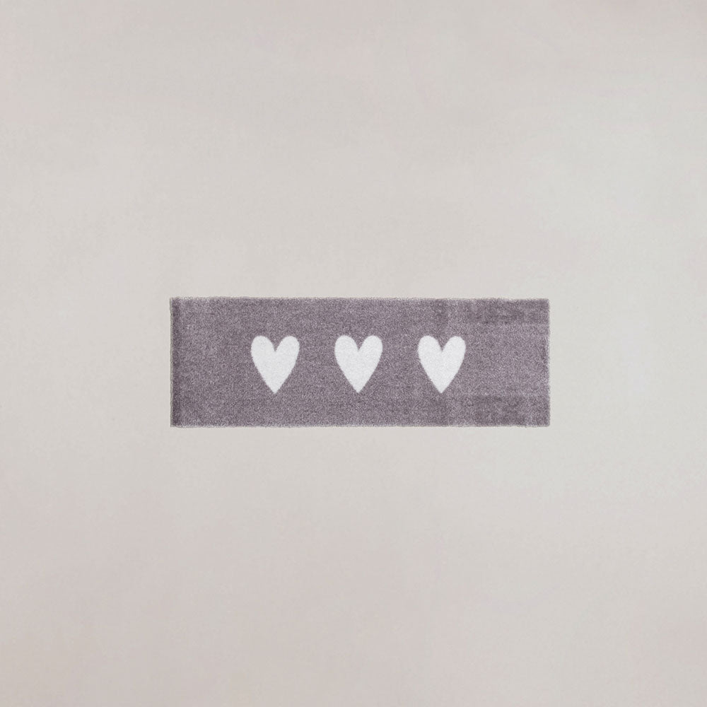 Waschbare Fußmatte mit weißen Herzen, grau, rechteckig (75x25 cm).