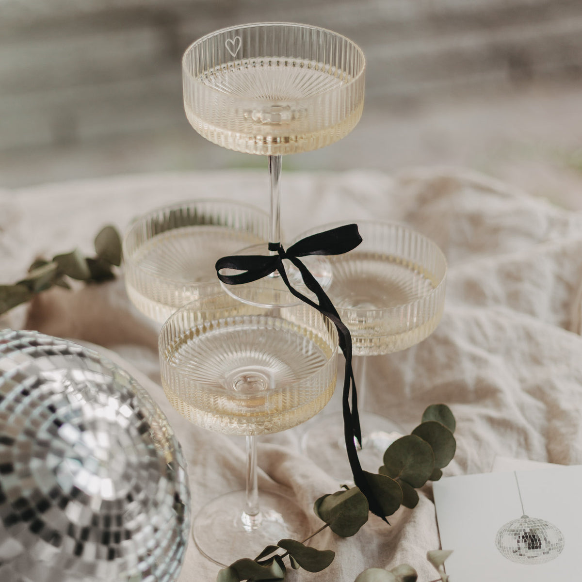 Set Champagnergläser mit Herzgravur und schwarzen Schleifen, transparent