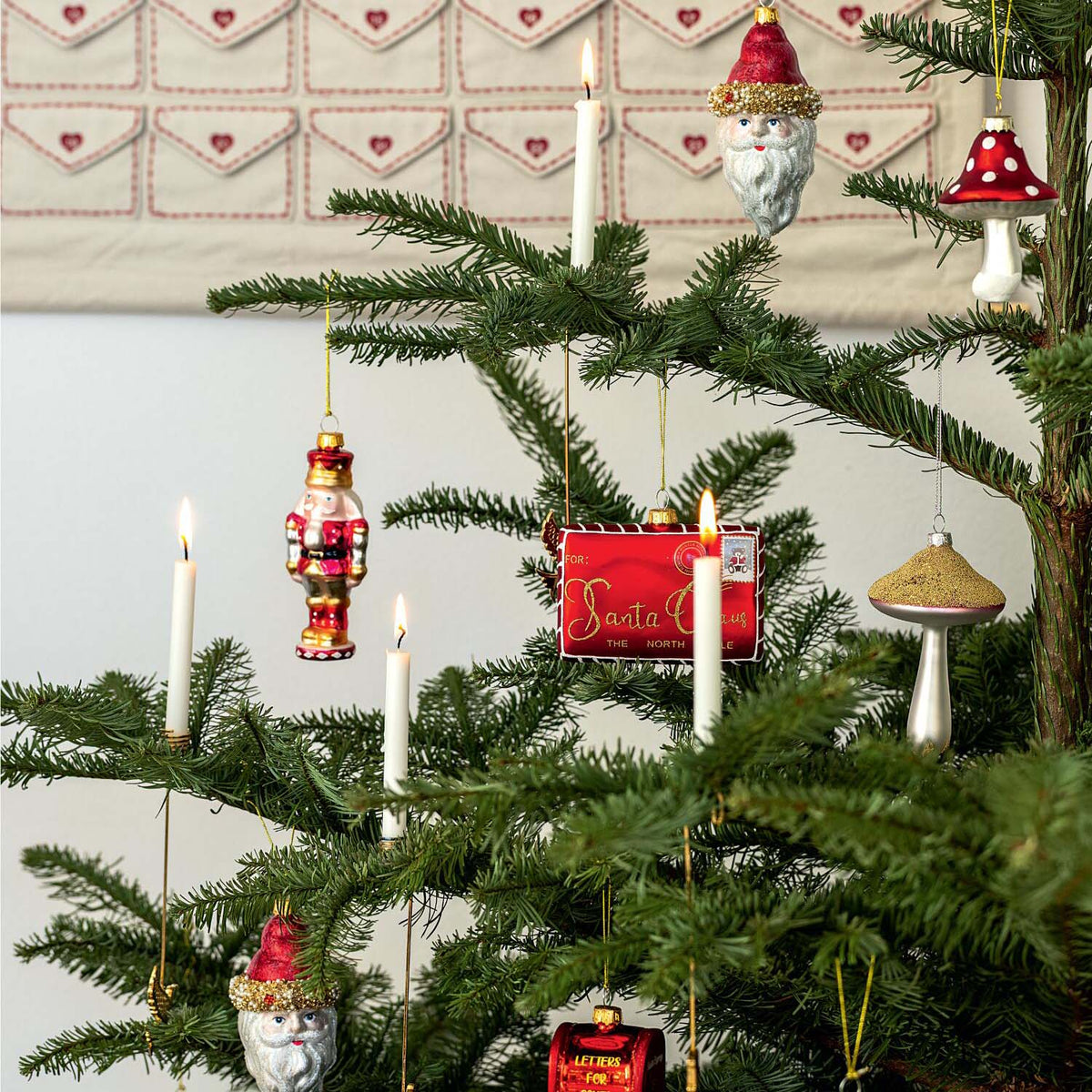 Rotes Weihnachtsornament „Santa Claus“ am Tannenbaum mit Aufhängeschlaufe