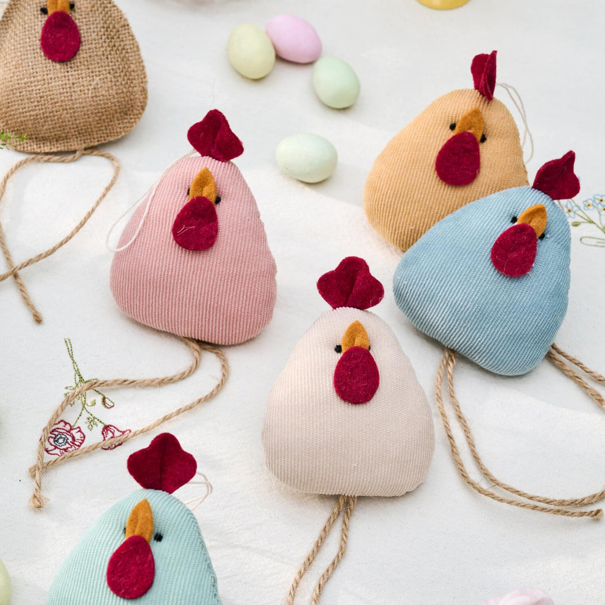Deko zum Hängen "Osterhuhn mit langen Beinen" im 3er-Set (Natur/Creme/Gelb)