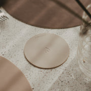 Wendbarer Untersetzer mit Herz-Prägung, hell-beige rund