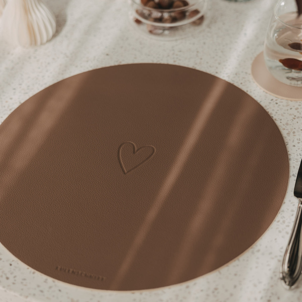 Rundes Platzset (Braun) mit eingeprägtem Herzmotiv, 35 cm.