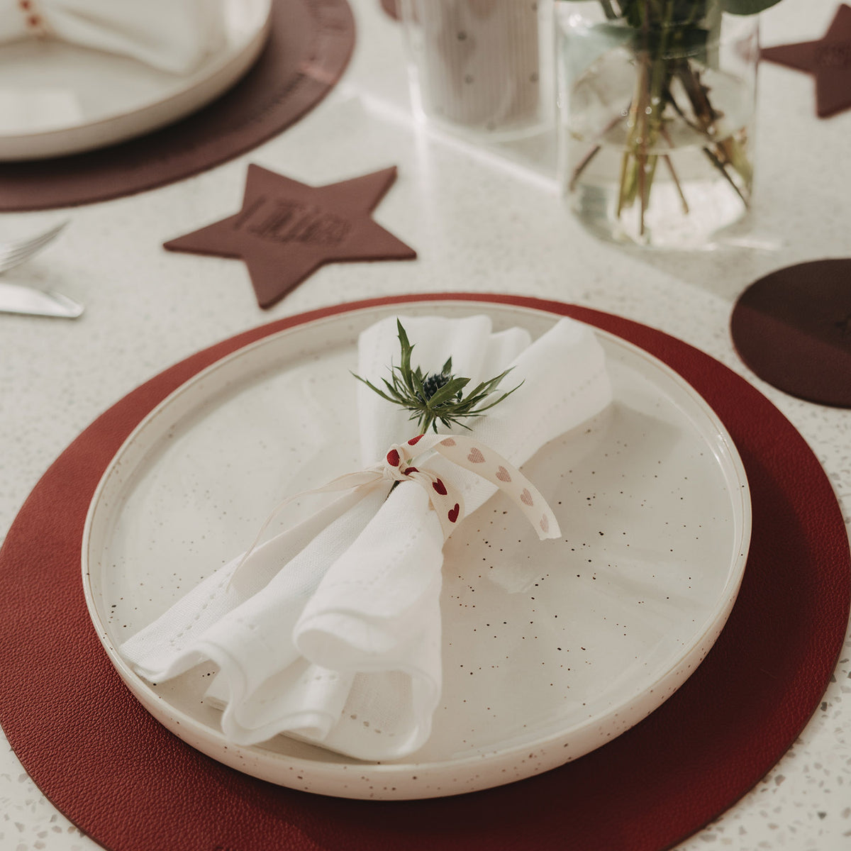 Wendbares Platzset „Stern“ auf dem Tisch, rot beschichtet, mit Stern-Ornament