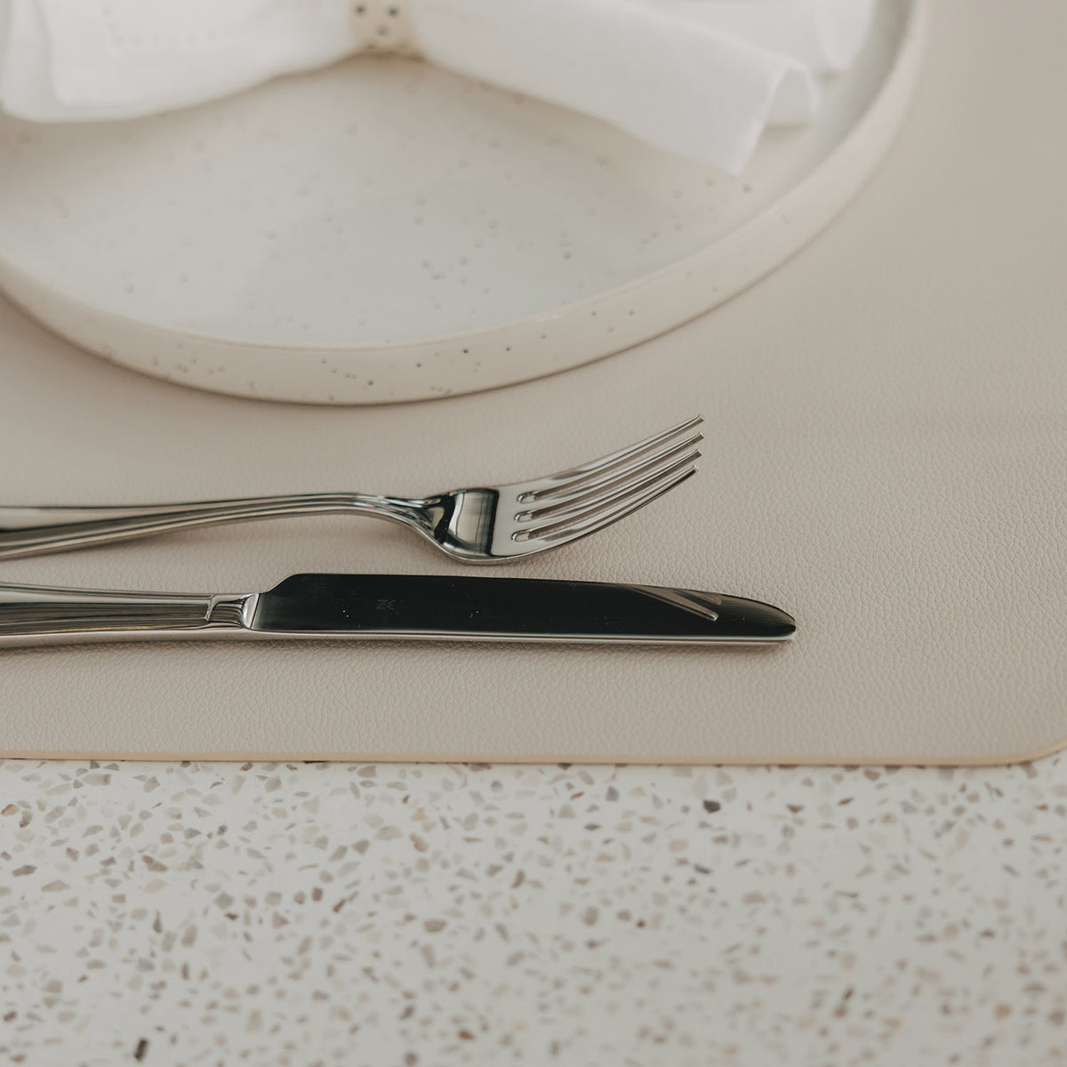 Beiges Platzset als Unterlage für Messer und Gabel