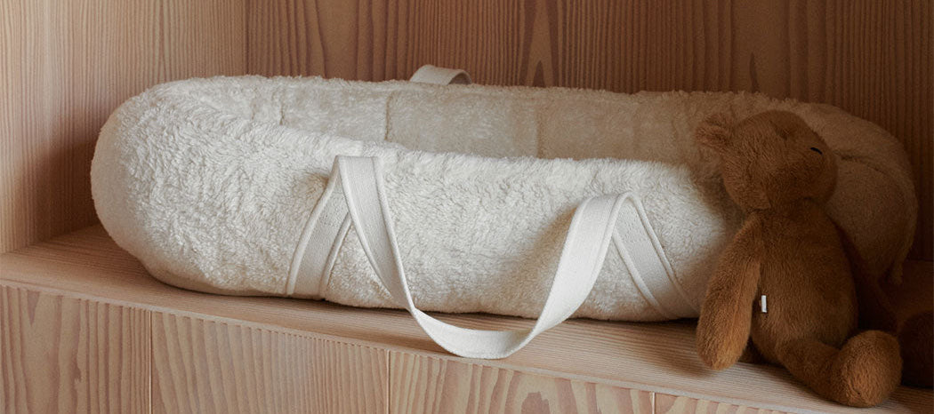 Tragbares Babynest Gro Pile (Sandy) aufliegend mit Tragriemen, gepolstertem Innenbereich