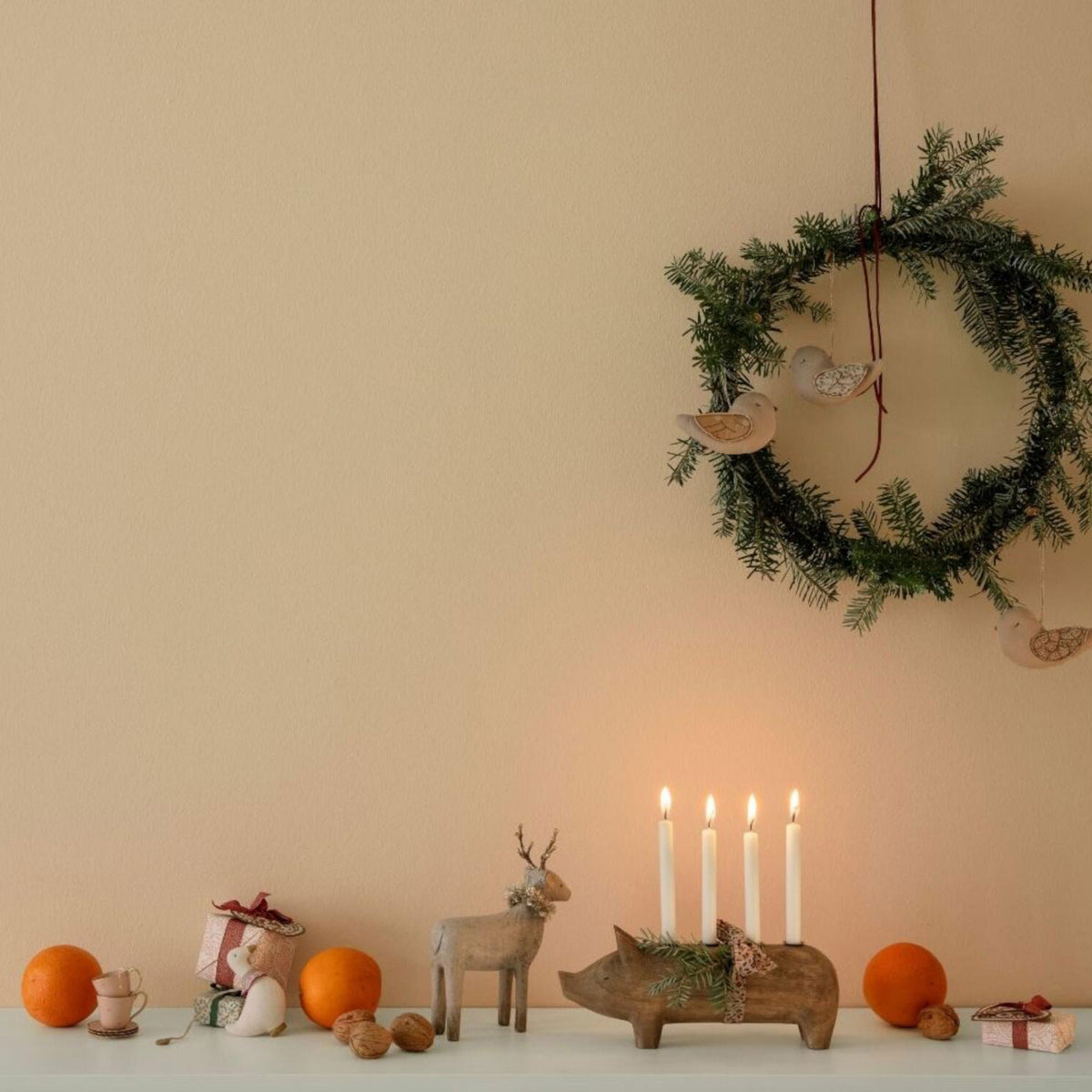 Schweineförmiger Kerzenständer aus Holz mit vier Kerzen